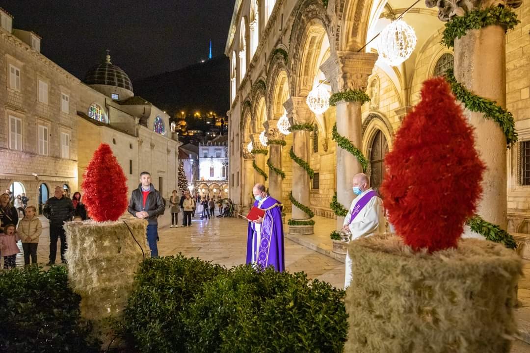 Upaljena Prva Adventska Svijeća I Blagdanska Rasvjeta - Započeo Advent ...